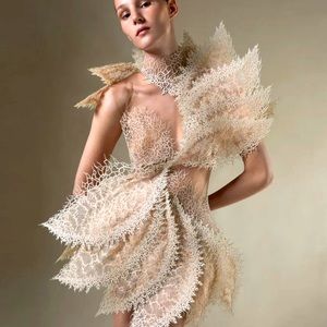 Beautiful angelic looking mini with delicate detailing. Size 2-4. Lined.